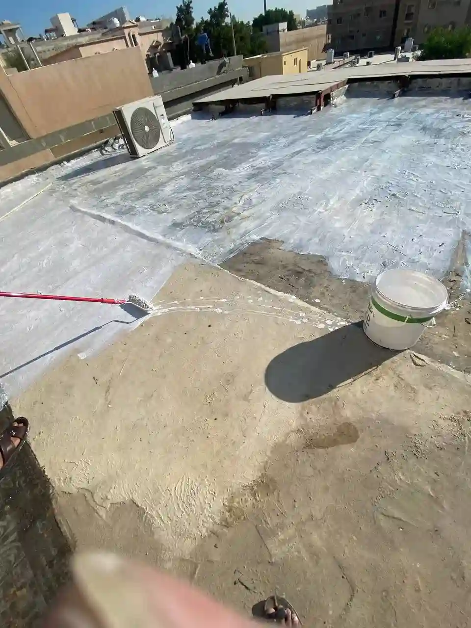 سطح مغطى بالكامل بعزل أبيض عاكس للحرارة، مع وحدات تكييف مركزية