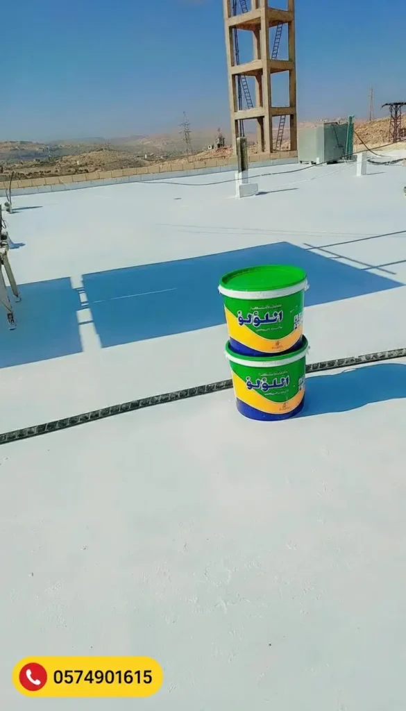 عبوتان من مادة إيجلونو فوق سطح مبنى بعد تنفيذ عزل حراري ومائي بطبقة بيضاء في الدمام
