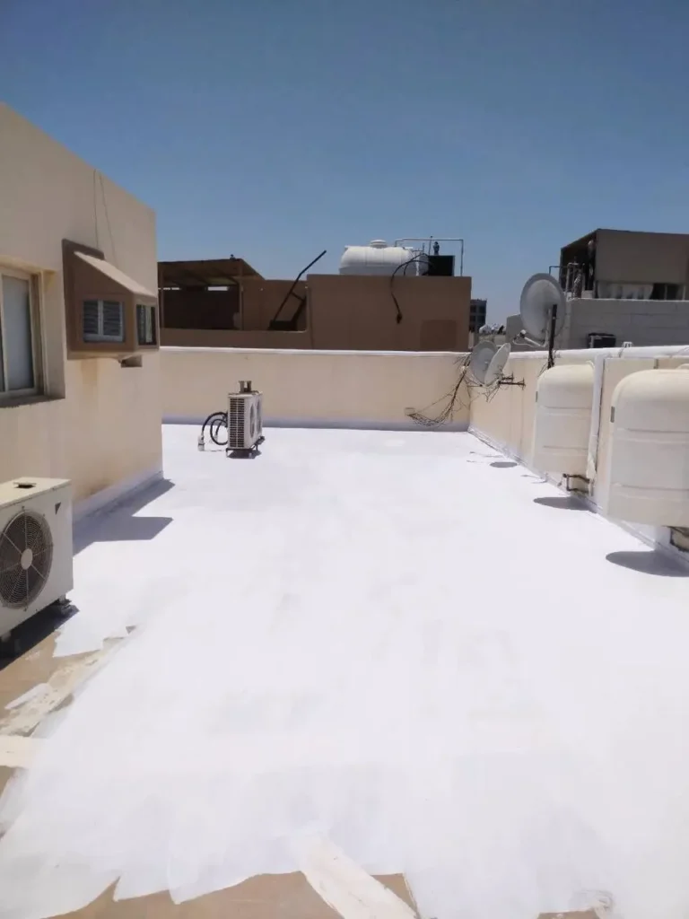 سطح مبنى بعد تنفيذ عزل حراري ومائي بطبقة بيضاء تعكس أشعة الشمس في أحد المنازل بمدينة الدمام