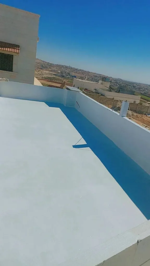 طبقة عزل بيضاء لسطح منزل بالاحساء