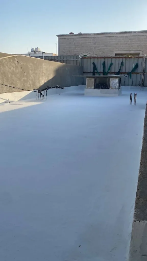 طبقة عزل بيضاء لسطح منزل بالظهران