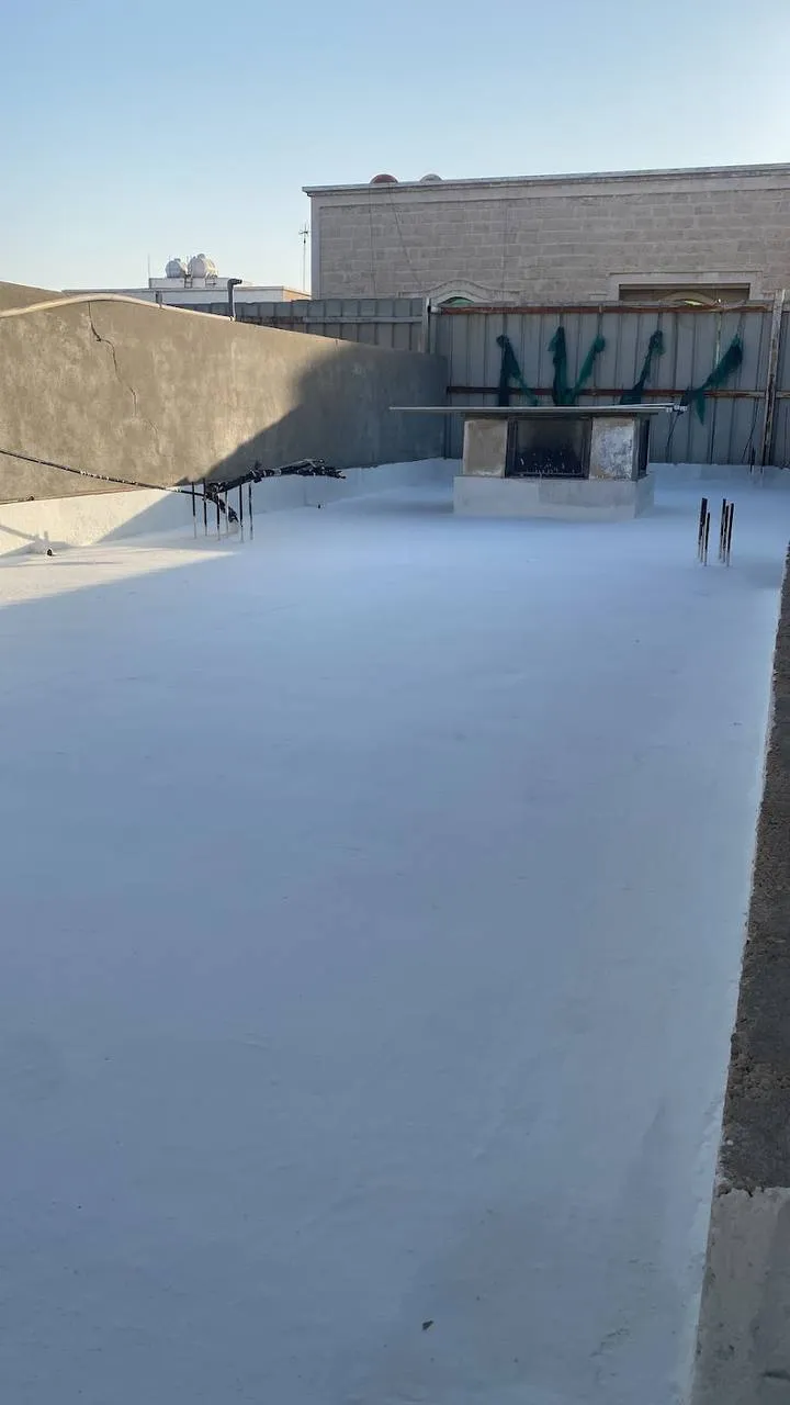 طبقة عزل بيضاء لسطح منزل بالظهران