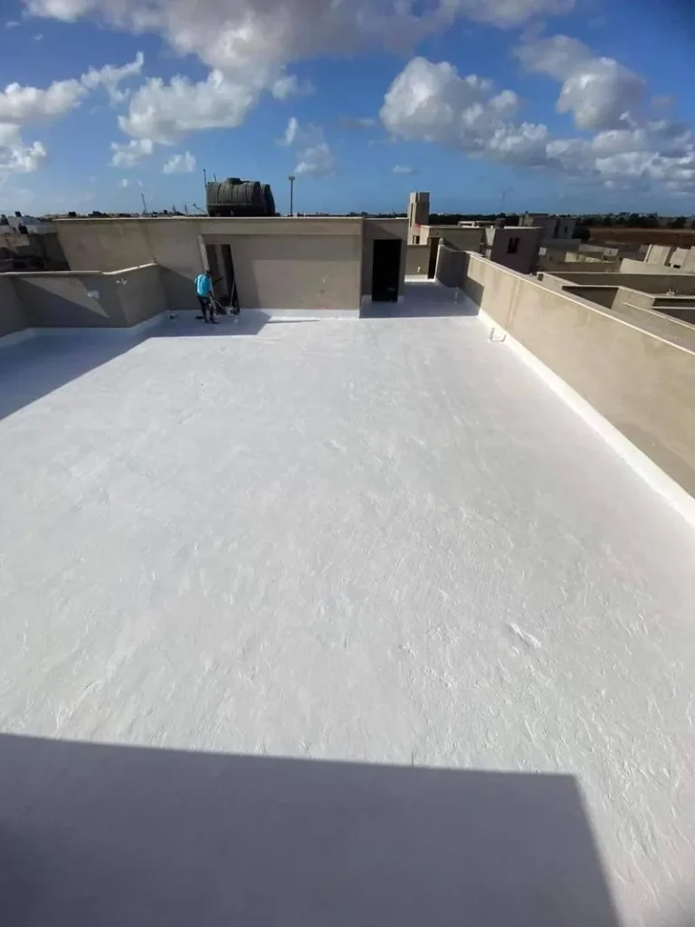 طبقة عزل بيضاء من عمل شركة عزل اسطح بالقطيف