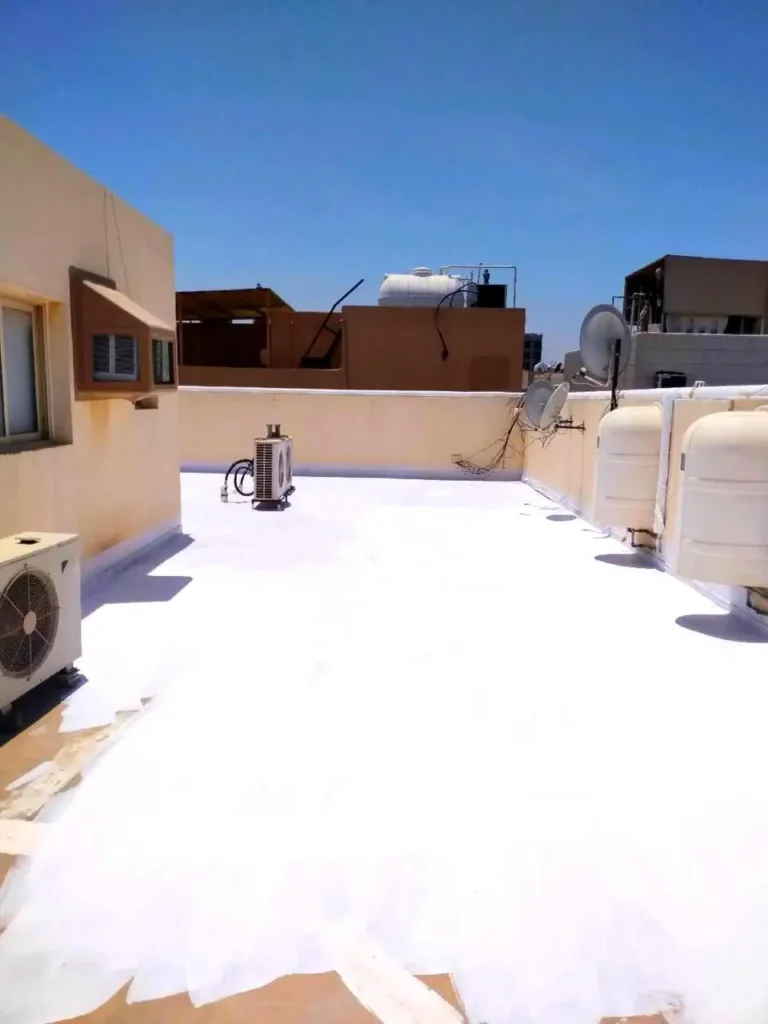 عزل سطح مبنى بطبقة بيضاء في بقيق