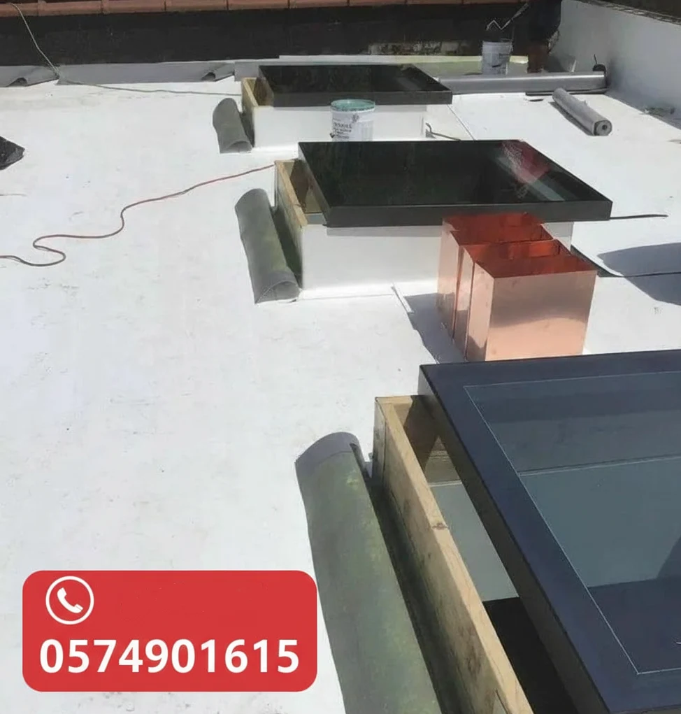 سطح مغطى بعزل أبيض احترافي يحيط بفتحات إضاءة علوية. لضمان كفاءة العزل. رقم اتصال ظاهر بالزاوية