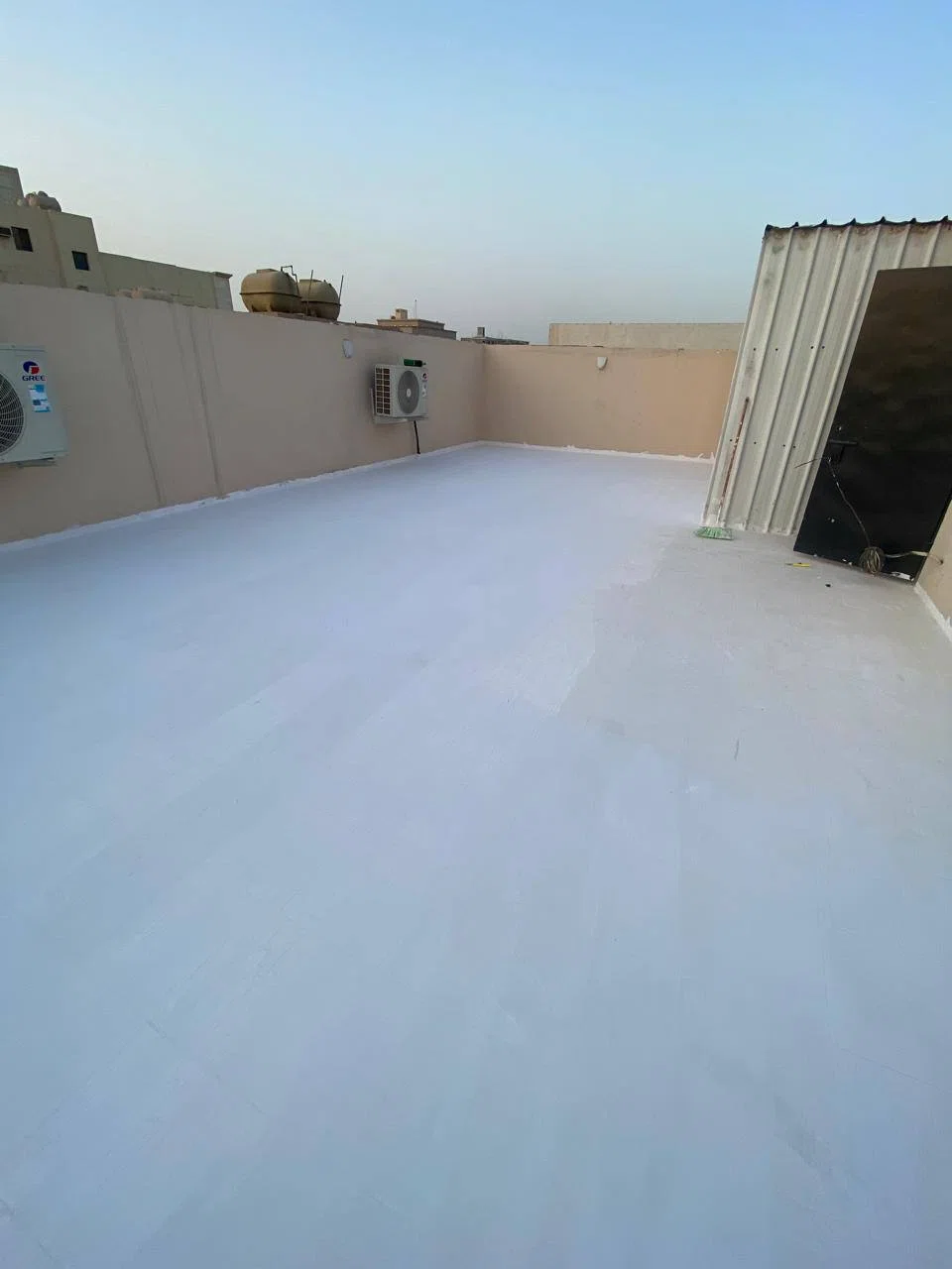 شركة عزل الاسطح بالدمام أثناء تنفيذ أعمال العزل بالفوم الأبيض