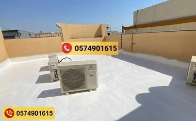سطح مبنى بعد تنفيذ عزل أبيض احترافي في الدمام مع تركيب وحدات تكييف على السطح